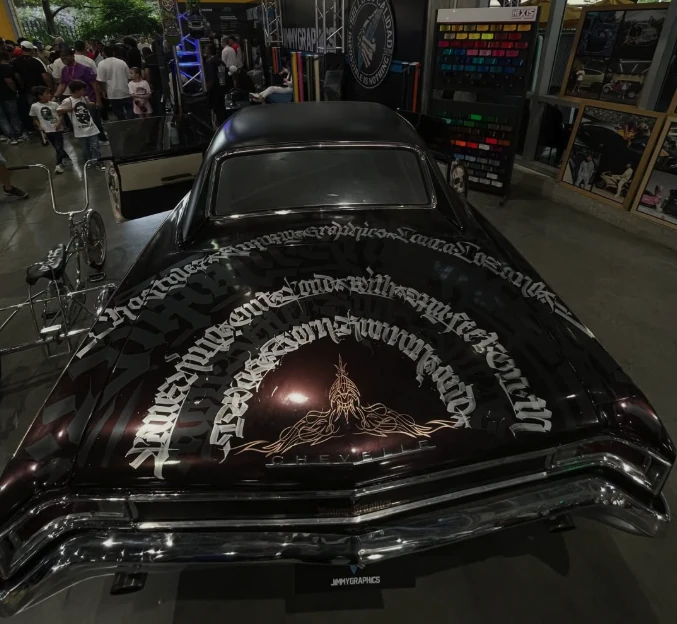 Caligrafía de Nasty sobre un automóvil negro