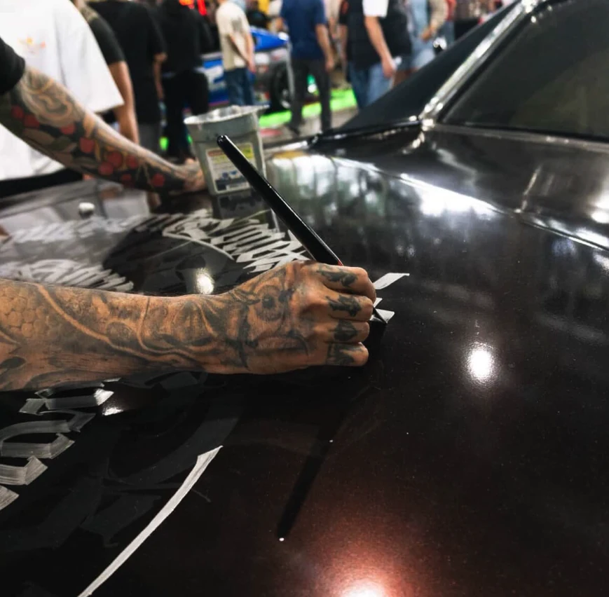 Pincel en la mano de Nasty durante el proceso de personalización de un vehículo