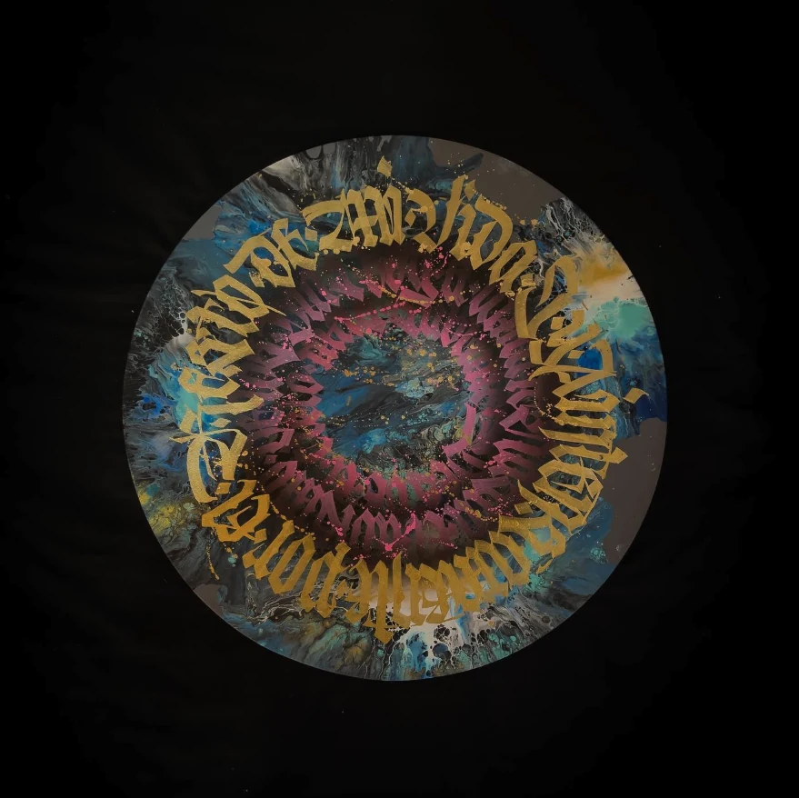 Obra circular de caligrafitti dorado sobre composición abstracta